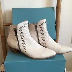 Django&Juliette Nuzzler bootie size 38.